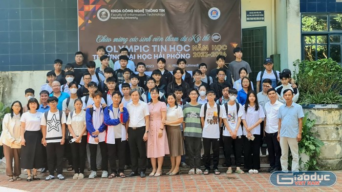 Sinh viên của Khoa Công nghệ thông tin còn được trải nghiệm qua các Cuộc thi Vô địch Tin học văn phòng (Ảnh: ĐN) GDVN_khoa-cntt-dhhp-3.jpg