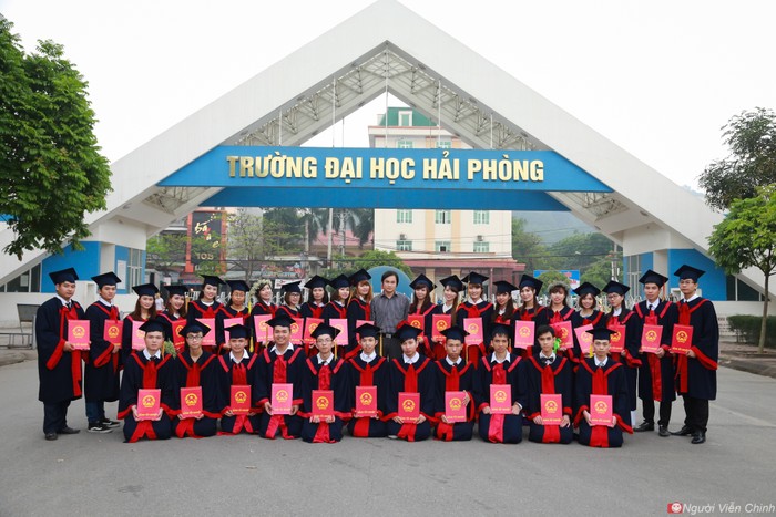 Sinh viên Khoa Công nghệ thông tin nhận bằng tốt nghiệp (Ảnh: ĐN) khoa-cntt.jpg