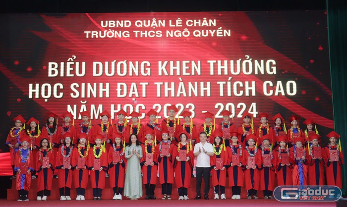 Trường Trung học cơ sở Ngô Quyền biểu dương, khen thưởng học sinh đạt thành tích cao trong năm học 2023-2024 (Ảnh: HC) GDVN_thcs-ngo-quyen-bieu-duong-1.jpg