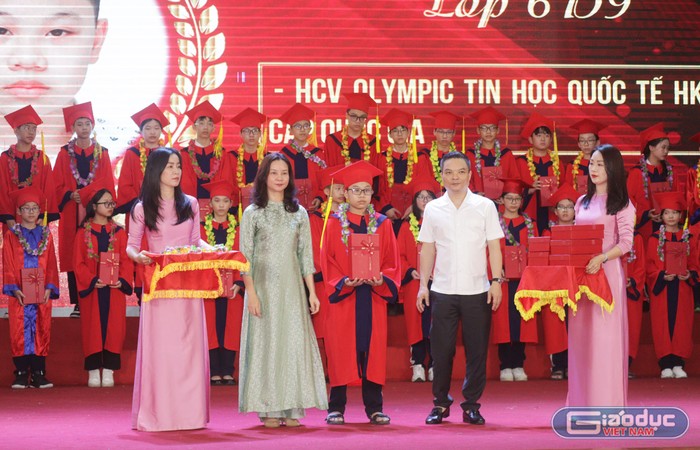 Lãnh đạo quận Lê Chân trao thưởng học sinh đạt thành tích cao năm học 2023 - 2024 (Ảnh: HC) GDVN_thcs-ngo-quyen-bieu-duong-2.jpg