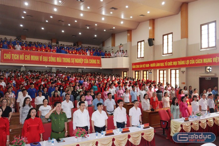 Các đại biểu dự hội nghị tổng kết năm học của Trường Trung học cơ sở Ngô Quyền (Ảnh: HC) GDVN_thcs-ngo-quyen-bieu-duong-3.jpg