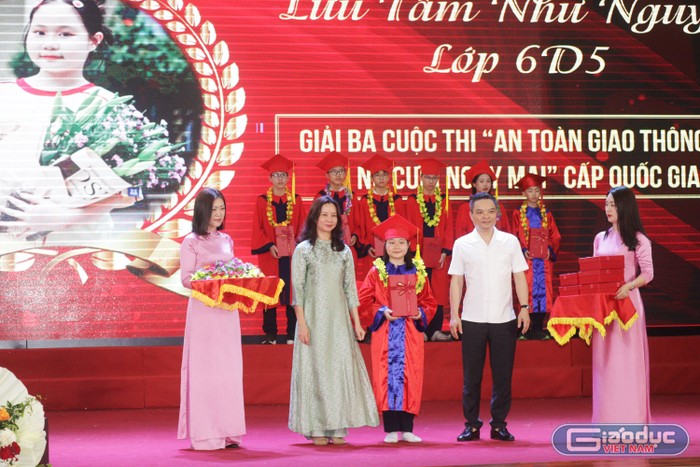 Lãnh đạo quận Lê Chân trao thưởng học sinh đạt thành tích cao năm học 2023 - 2024 (Ảnh: HC) GDVN_thcs-ngo-quyen-bieu-duong-5.jpg