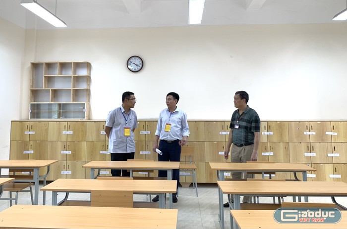 Ông Bùi Văn Kiệm - Giám đốc Sở Giáo dục và Đào tạo Hải Phòng kiểm tra tại Hội đồng thi Trung học phổ thông Hồng Bàng (Ảnh: LT) GDVN_00679572471_da353314014d26727463465a5520e8db.jpg