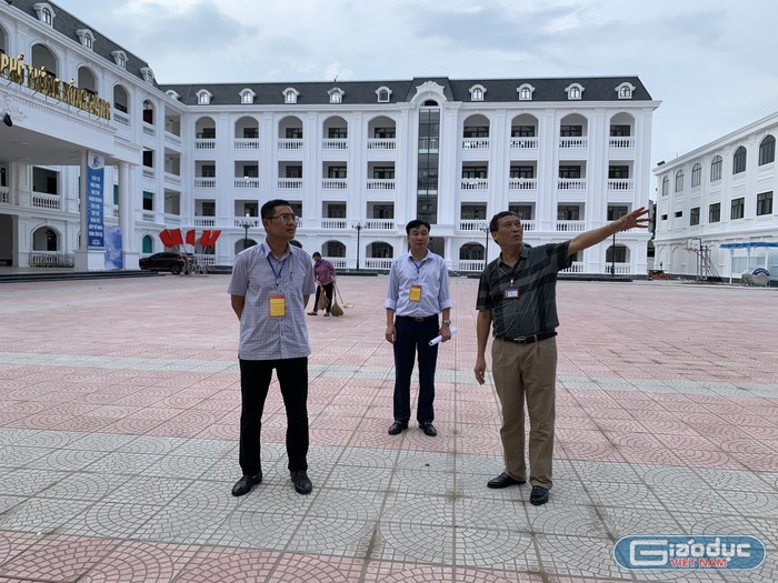 Ông Bùi Văn Kiệm - Giám đốc Sở Giáo dục và Đào tạo Hải Phòng kiểm tra tại Hội đồng thi Trung học phổ thông Hồng Bàng (Ảnh: LT) GDVN_00679575230_110cfb594ef77594e3d218d283c17365.jpg