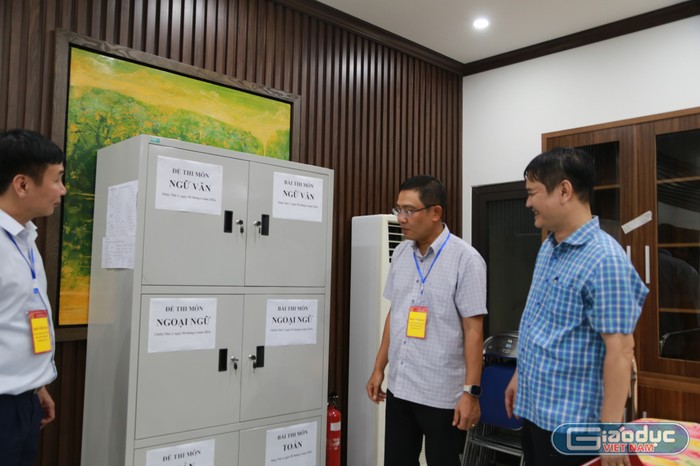Ông ông Bùi Văn Kiệm - Giám đốc Sở Giáo dục và Đào tạo Hải Phòng kiểm tra tại Hội đồng thi Trung học phổ thông Thái Phiên (Ảnh: LT) GDVN_00681047004_683c5bfbe136e268aa560491f8fd5e13.jpg