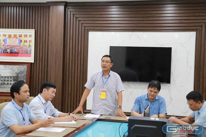 Ông ông Bùi Văn Kiệm - Giám đốc Sở Giáo dục và Đào tạo Hải Phòng kiểm tra tại Hội đồng thi Trung học phổ thông Thái Phiên (Ảnh: LT) GDVN_00681055474_3bde60a1cd988cd8a8549ee219a7ba30.jpg