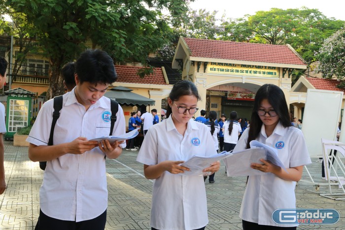 Thí sinh ôn lại bài trước khi bước vào phòng thi (Ảnh: Lã Tiến) GDVN_hp-thi-vao-10-1.jpg