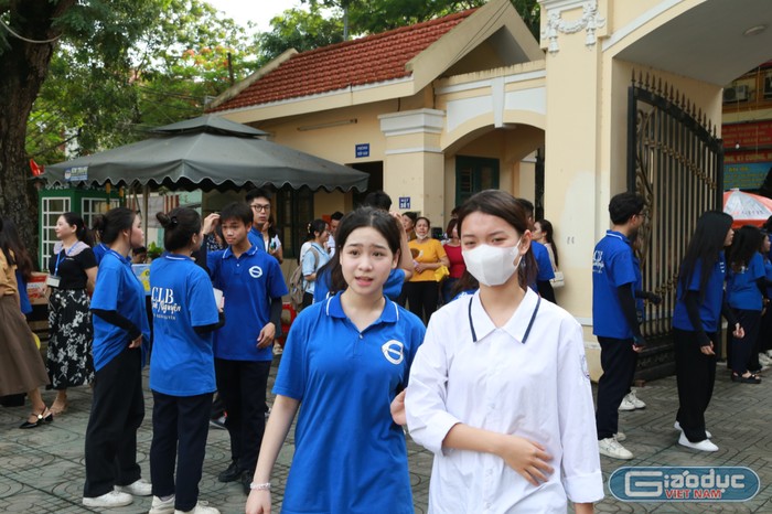 Lực lượng sinh viên tình nguyện hướng dẫn các thí sinh vào phòng thi (Ảnh: Lã Tiến) GDVN_hp-thi-vao-10-12.jpg