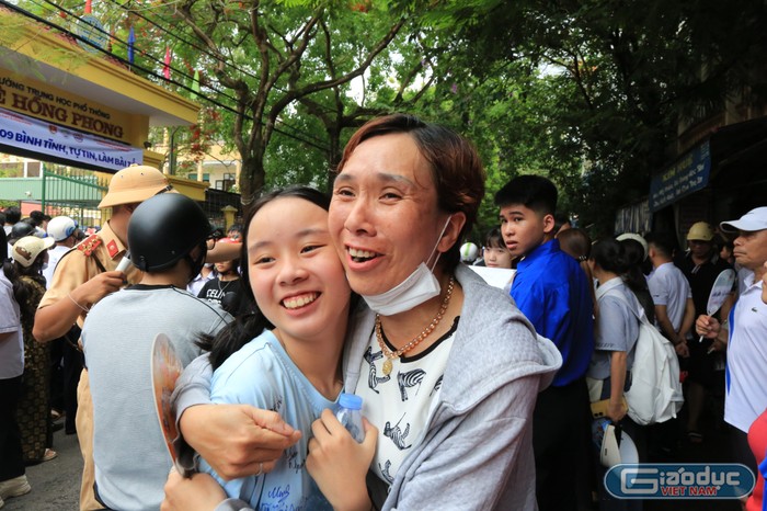 Phụ huynh chúc mừng con đã hoàn thành tốt bài thi (Ảnh: Lã Tiến) GDVN_hp-thi-vao-10-22.jpg