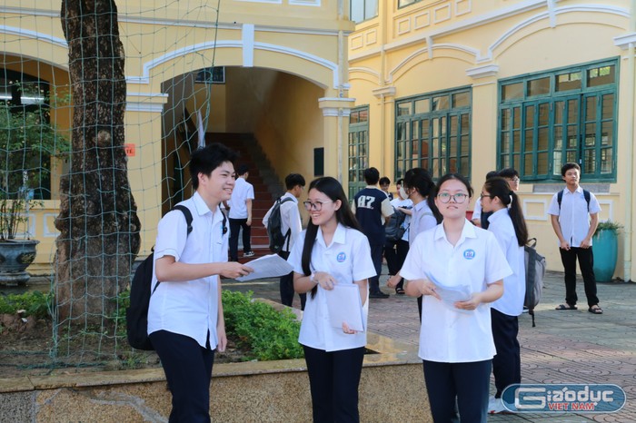 Các thí sinh phấn khởi sau khi rời khỏi phòng thi làm bài môn Ngữ văn (Ảnh: Lã Tiến) GDVN_hp-thi-vao-10-24.jpg