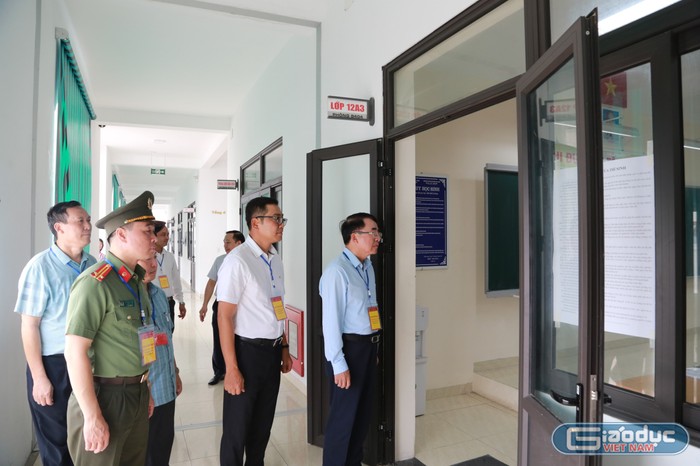 Lãnh đạo thành phố Hải Phòng cùng ngành chức năng đã đi kiểm tra công tác tổ chức thi tại Hội đồng thi Trường Trung học phổ thông Hồng Bàng (Ảnh: Lã Tiến) GDVN_hp-thi-vao-10-26.jpg