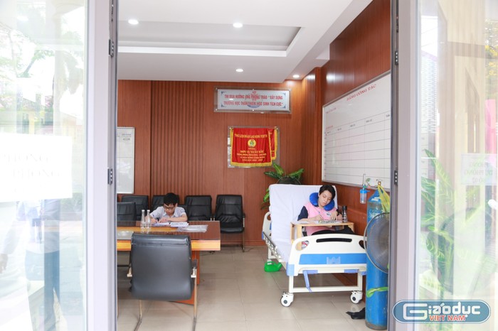 Hai thí sinh "đặc biệt" được bố trí phòng thi riêng tại Hội đồng thi Trường Trung học phổ thông Hồng Bàng (Ảnh: Lã Tiến) GDVN_hp-thi-vao-10-27.jpg