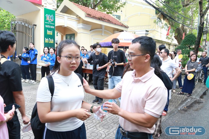 Phụ huynh động viên con trước khi vào phòng thi (Ảnh: Lã Tiến) GDVN_hp-thi-vao-10-3.jpg