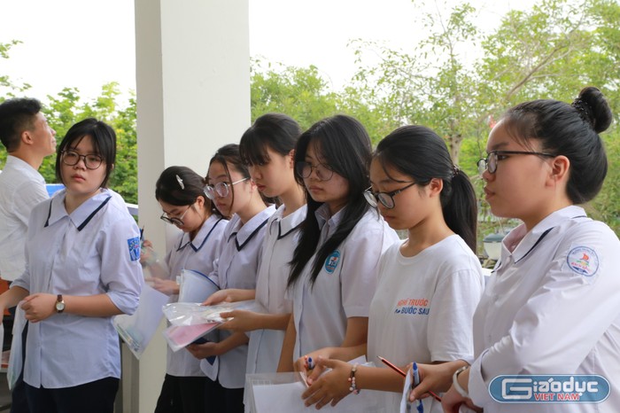 Các thí sinh lo lắng trước khi làm bài thi tiếng Anh điều kiện (Ảnh: Lã Tiến) GDVN_hp-thi-chuyen-tran-phu-10.jpg