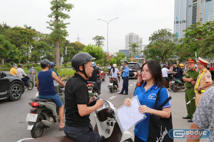 Phụ huynh dặn dò thí sinh trước khi vào phòng thi (Ảnh: Lã Tiến) GDVN_hp-thi-chuyen-tran-phu-2.jpg