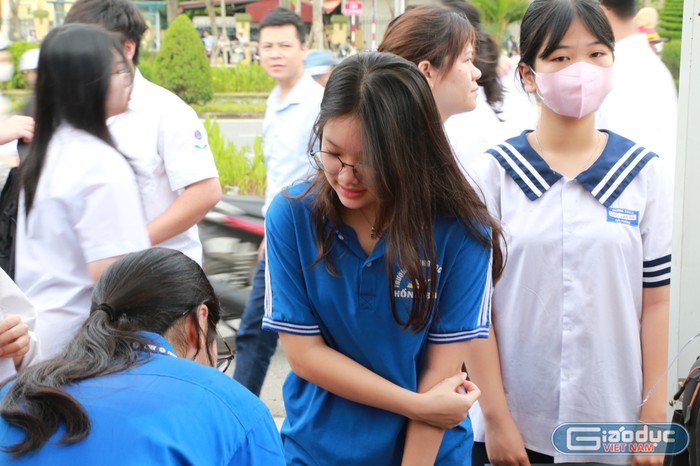 Lực lượng tình nguyện viên đã tích cực hỗ trợ các thí sinh gửi đồ bên ngoài cổng trường (Ảnh: Lã Tiến) GDVN_hp-thi-chuyen-tran-phu-4.jpg