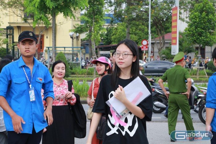 Các thí sinh tới dự thi tại Hội đồng thi Trường Trung học phổ thông chuyên Trần Phú (Ảnh: Lã Tiến) GDVN_hp-thi-chuyen-tran-phu-5.jpg