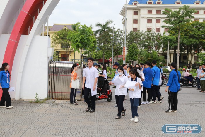 Các thí sinh tới dự thi tại Hội đồng thi Trường Trung học phổ thông chuyên Trần Phú (Ảnh: Lã Tiến) GDVN_hp-thi-chuyen-tran-phu-6.jpg