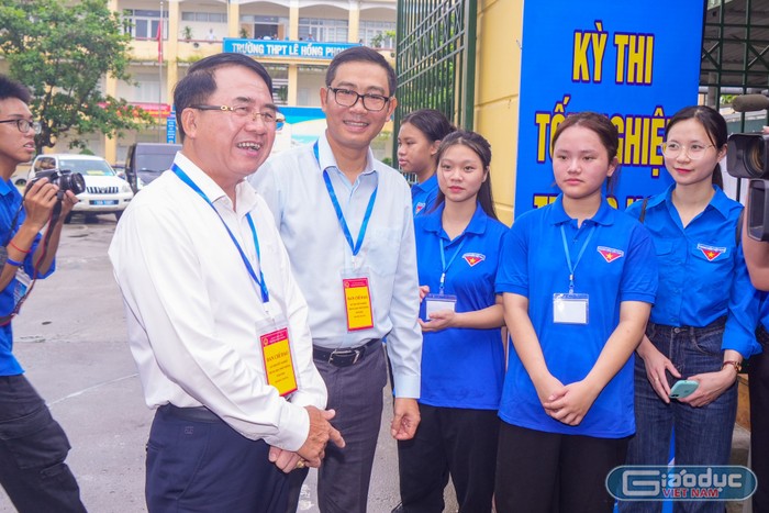 Lãnh đạo thành phố Hải Phòng động viên lực lượng tình nguyện viên tiếp sức cho thí sinh (Ảnh: Lã Tiến) GDVN_thi-thpt-2024-2.jpg