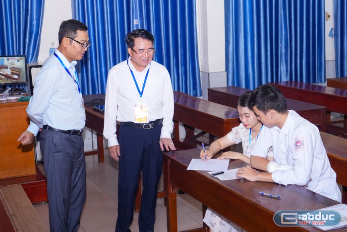 Ông Lê Khắc Nam – Phó chủ tịch UBND thành phố Hải Phòng đã đến động viên thí sinh bị gãy tay phải ngồi thi tại phòng thi đặc biệt ở Trường Trung học phổ thông Thăng Long (Ảnh: LT) GDVN_thi-thpt-2024-3.jpg