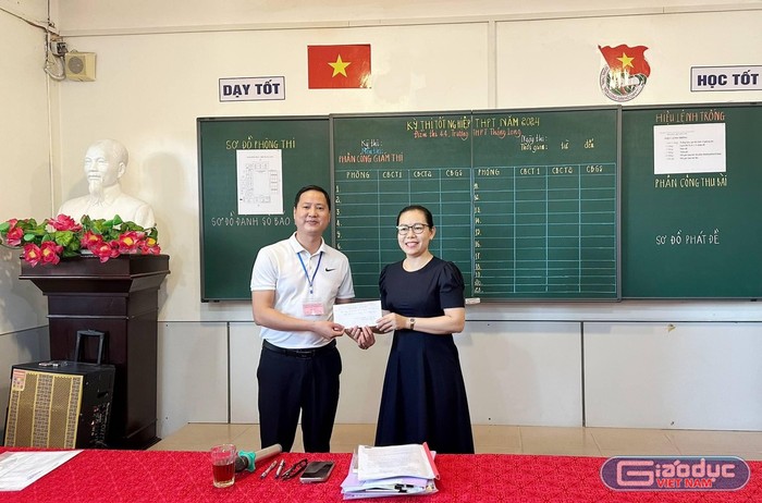 Đại diện Uỷ ban nhân dân quận Ngô Quyền trao kinh phí hỗ trợ các điểm thi (Ảnh: LT) GDVN_thi-thpt-2024-7.jpg