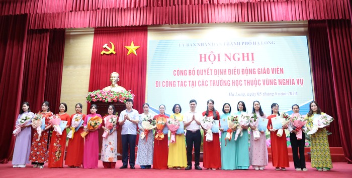 Lãnh đạo thành phố Hạ Long trao quyết định điều động giáo viên đi công tác tại các trường học thuộc vùng nghĩa vụ (Ảnh: CTV) gv-ha-long.jpeg