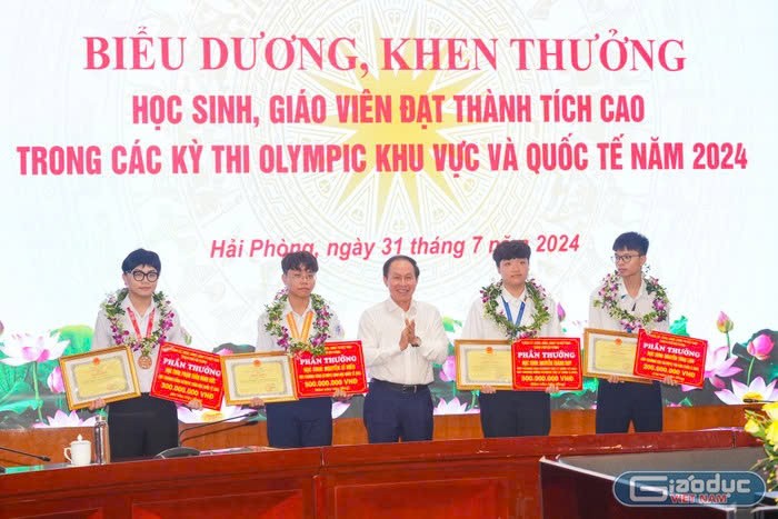 Ông Lê Tiến Châu - Bí thư Thành uỷ Hải Phòng trao bằng khen và phần thưởng cho 4 em học sinh đạt thành tích cao trong các kỳ thi Olympic khu vực và quốc tế năm 2024. Ảnh: LT khen-thuong.jpg