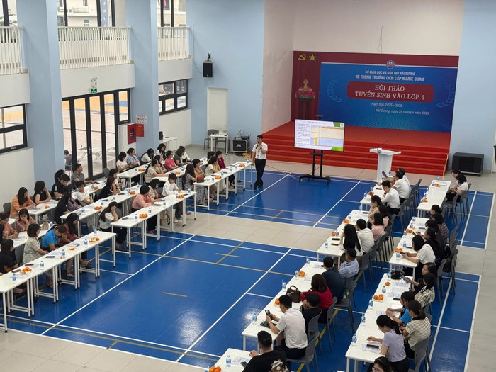 Hiệu trưởng nhà trường khẳng định công khai thông tin bằng cách lồng ghép trong tuyển sinh và tư vấn phụ huynh học sinh. (Ảnh: NTCC) merie-curie-2.jpg