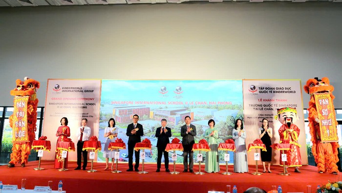 Các đại biểu cắt băng khánh thành Trường Quốc tế Singapore tại quận Lê Chân, Hải Phòng. (Ảnh: LT) singapore-4.jpeg