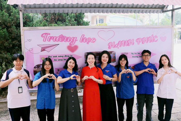 Theo cô Bùi Thị Anh (áo đỏ) - Hiệu trưởng Trường Trung học phổ thông Chuyên Lê Quý Đôn (Điện Biên), nhà trường đã có sự chuẩn bị từ khi Bộ Giáo dục và Đào tạo có dự thảo và đang triển khai kế hoạch cụ thể để áp dụng cấu trúc đề kiểm tra, đánh giá mới vào học kỳ 2 năm học 2024-2025. Ảnh: website trường. bùi thị anh.png