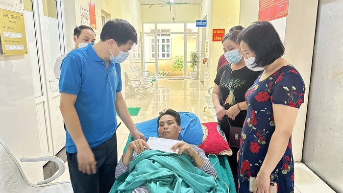 Thầy Nguyễn Đại Đình Nam bị cắt một quả thận sau vụ tai nạn. (Ảnh: Phùng Minh)