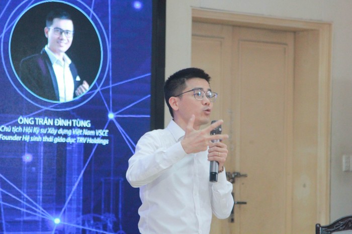 Ông Trần Đình Tùng chia sẻ tại buổi toạ đàm. (Ảnh: Mạnh Đoàn) toa-dam-hoc-nganh-xay-dung-tuong-lai-vung-ben-HAU (1).jpg