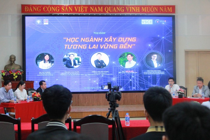 Toàn cảnh buổi toạ đàm "Học ngành Xây dựng, tương lai vững bền". (Ảnh: Mạnh Đoàn) toa-dam-hoc-nganh-xay-dung-tuong-lai-vung-ben-HAU (2).jpg