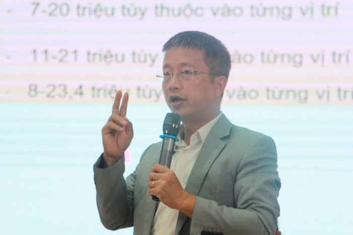 Ông Nguyễn Tiến Dương chia sẻ mức lương trung bình của ngành xây dựng. (Ảnh: Mạnh Đoàn) toa-dam-hoc-nganh-xay-dung-tuong-lai-vung-ben-HAU (3).jpg