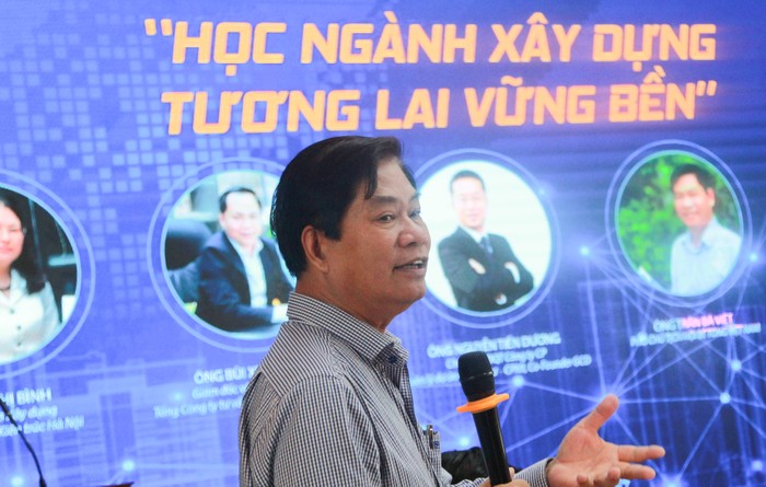 Ông Trần Bá Việt chia sẻ tại buổi toạ đàm. (Ảnh: Mạnh Đoàn) toa-dam-hoc-nganh-xay-dung-tuong-lai-vung-ben-HAU (4).jpg