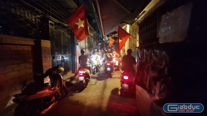 Con ngõ 477/15 Kim Mã ùn tắc do phụ huynh dừng đỗ hai bên đường đứng đợi con học thêm ở nhà ở nhà bà Y. (Ảnh: Mạnh Đoàn) gdvn_day-them-hoc-them-tai-truong-tieu-hoc-ngoc-khanh (13).jpg