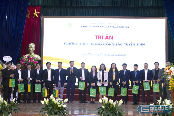 gdvn_hoi-nghi-cong-tac-huong-nghiep-tuyen-sinh-dai-hoc-cao-dang-nam-2025-truong-dai-hoc-su-pham-ky-thuat-hung-yen (1)2.jpg