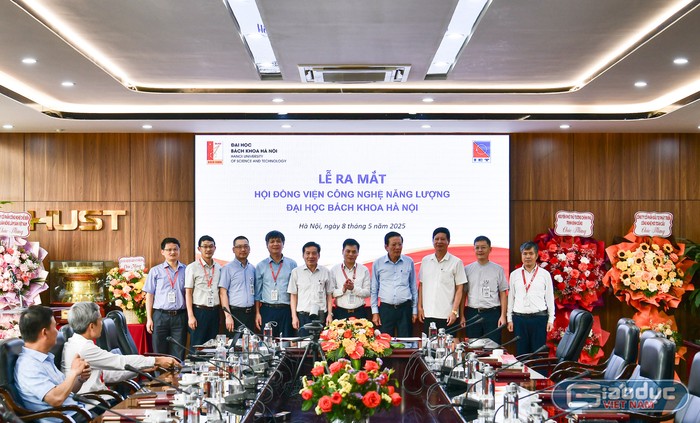 Một số thành viên trong Hội đồng Viện Công nghệ Năng lượng chụp ảnh lưu niệm tại buổi lễ gdvn_gs-le-anh-tuan-chu-tich-hoi-dong-truong-dai-hoc-bach-khoa-ha-noi.Anh-ho-loc.JPG
