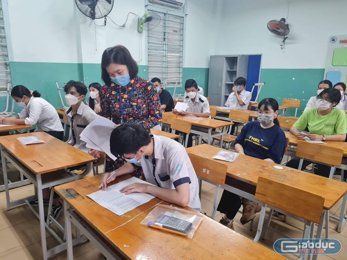 Thí sinh dò lại thông tin cá nhân trong buổi đến làm thủ tục (ảnh: Lê Phương)