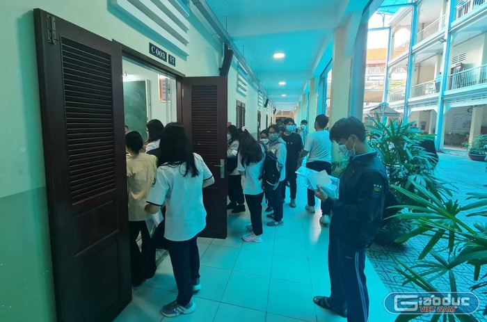 Đông thí sinh xếp hàng gửi đồ dùng cá nhân (ảnh: Lê Phương)