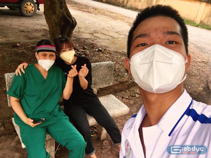 Những giây phút nghỉ ngơi sau nhiều giờ làm việc mệt mỏi của sinh viên tình nguyện bên cạnh các cán bộ y tế. (Ảnh: NVCC)