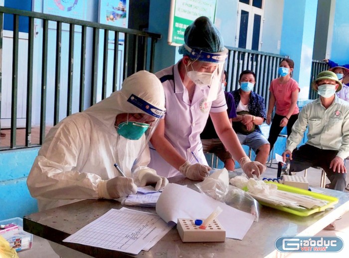Sinh viên tình nguyện hỗ trợ công tác lấy mẫu tại tâm dịch.(Ảnh: NVCC)
