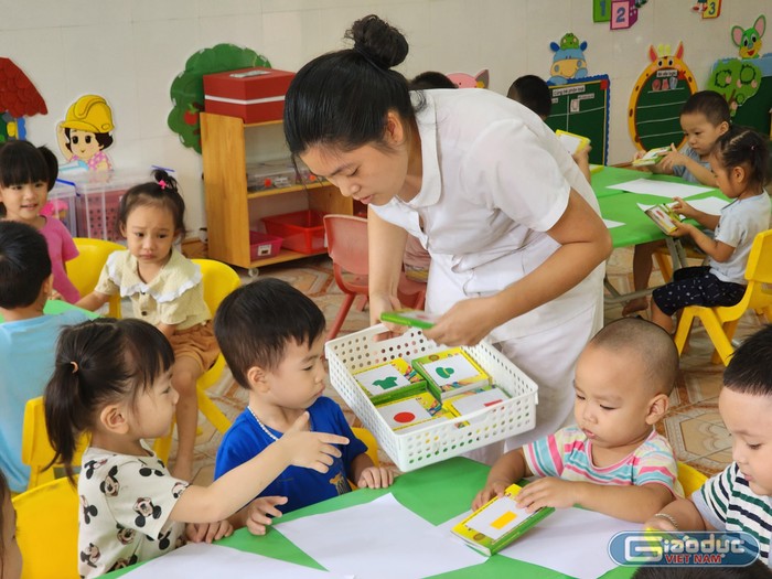 “Làn sóng” giáo viên nghỉ việc thì có thể ảnh hưởng đến tâm lý của những giáo viên đang công tác tại các cơ sở giáo dục. (Ảnh minh hoạ: Phạm Linh)