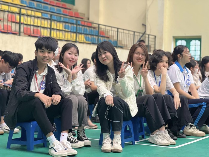 Lê Minh Hiếu cùng các bạn học tại Trường Đại học Sư phạm Hà Nội. Ảnh: NVCC minh hiếu (3).jpg