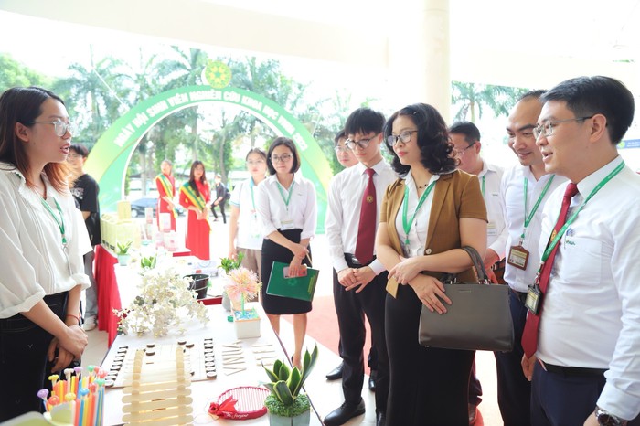 Sinh viên ngành Sư phạm Công nghệ đang giới thiệu sản phẩm nghiên cứu khoa học tại Ngày hội Sinh viên nghiên cứu khoa học của Học viện Nông nghiệp Việt Nam năm 2023. Ảnh: NTCC hv nông nghiệp.jpg
