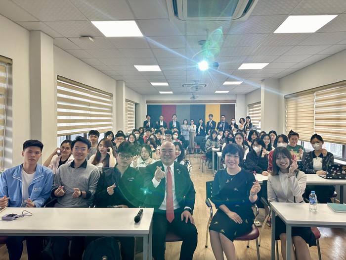 Ông Shimizu Shinichirou – Phó Chủ tịch kiêm Giám đốc điều hành Hãng hàng không Nhật Bản làm diễn giả trong một giờ học chuyên đề của Khoa tiếng Nhật, Trường Đại học Ngoại Thương. Ảnh: NVCC Anh2.jpg