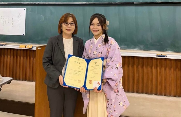 Lê Thị Quyên cùng giảng viên hướng dẫn trong lễ nhận bằng Thạc sĩ tại Đại học Utsunomiya. Ảnh: NVCC Anh7.jpg