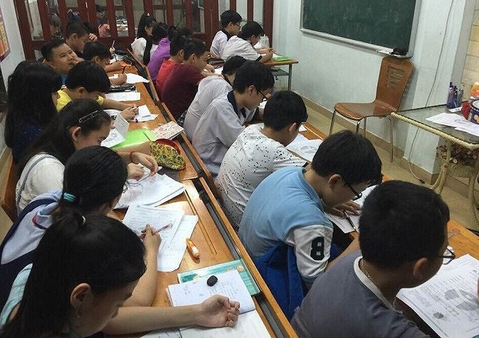 Cần có biện pháp giải quyết triệt để vấn nạn dạy thêm trái phép như hiện nay (Ảnh minh họa: giasubinhduong.org).