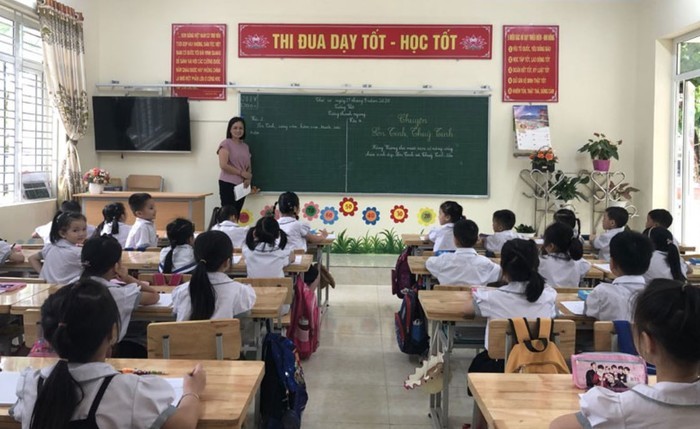 Giáo viên và học sinh Trường Tiểu học Yên Lạc, tỉnh Hoà Bình. (Ảnh: Báo Hoà Bình).