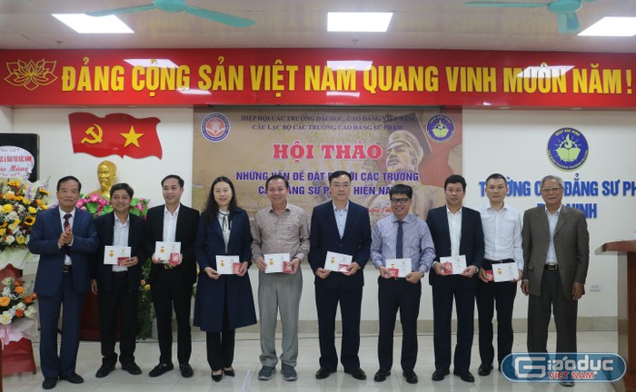 Lãnh đạo Hiệp hội Các trường đại học, cao đẳng Việt Nam trao kỷ niệm chương cho một số thành viên Câu lạc bộ Các trường cao đẳng sư phạm. Ảnh: Ngọc Mai GDVN 10.JPG